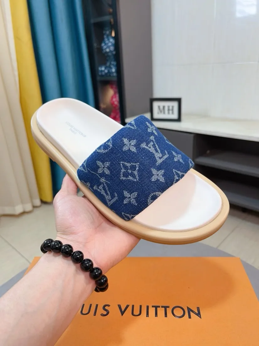 Ex-factory price 360🌹🌹 (lv-Louis Vuitton) New men's slippers, high-end boutique, exquisite embossed logo decoration on the upper, fine workmanship, super soft soles, casual, loose and comfortable, a must-have in summer! \nsize：38-44